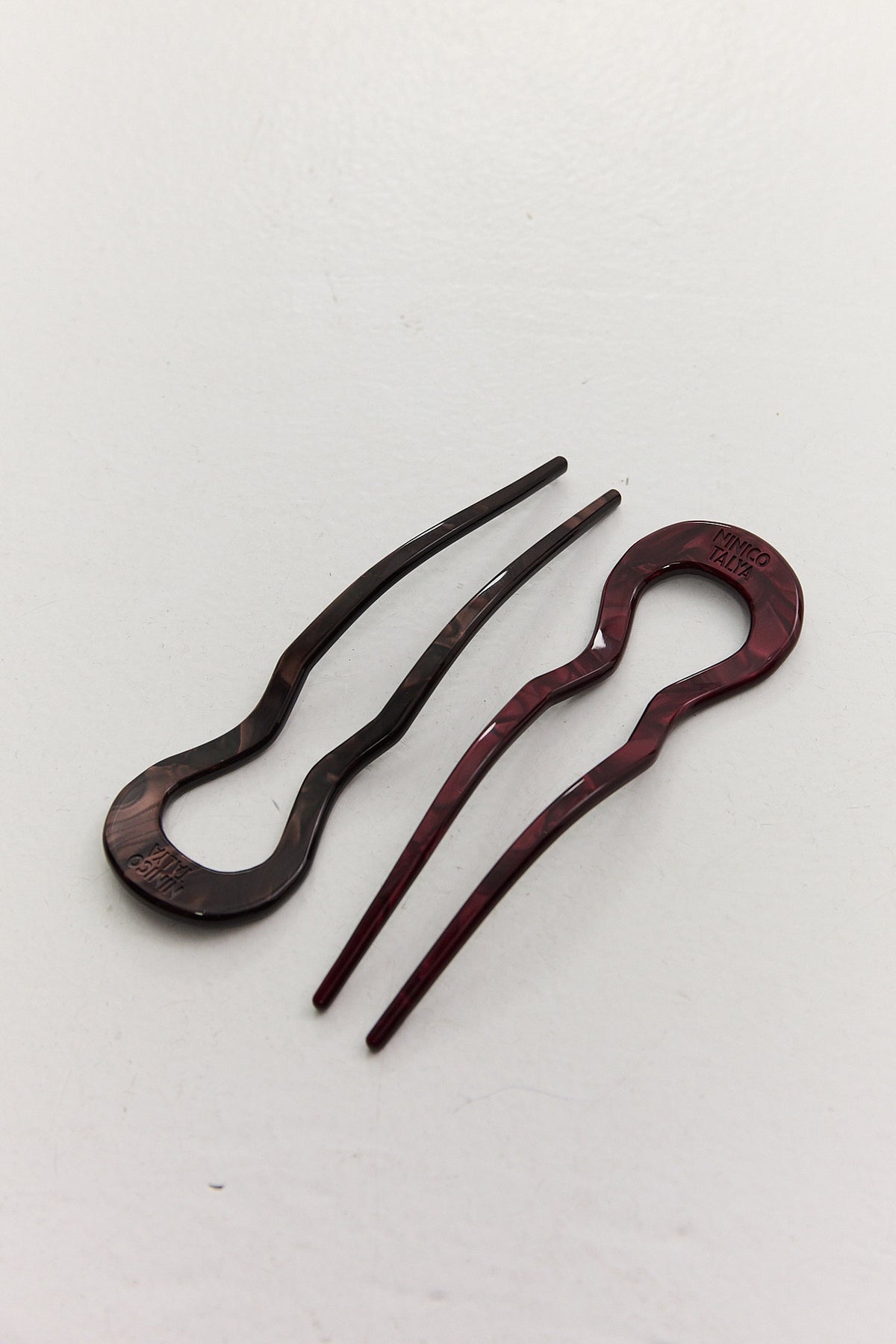 Pin burgundy