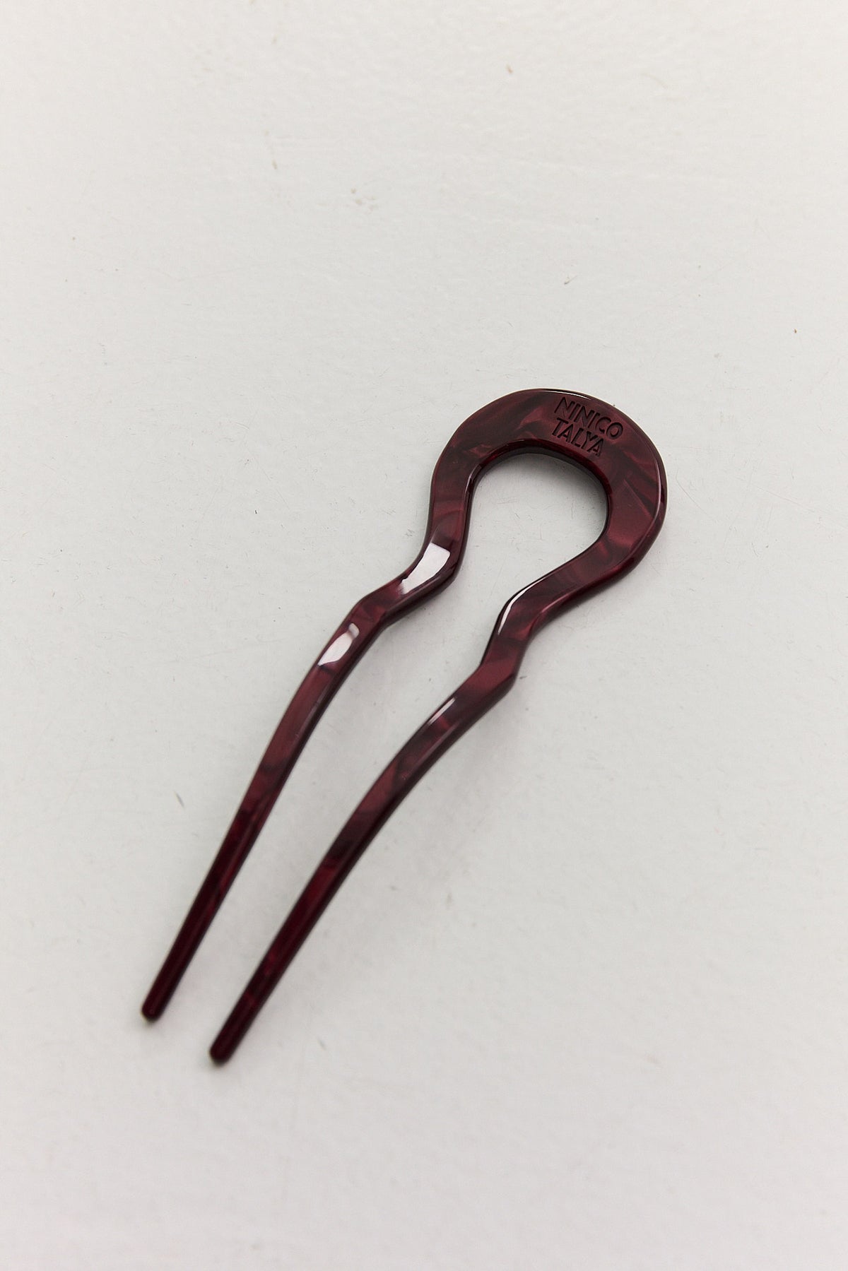 Pin burgundy