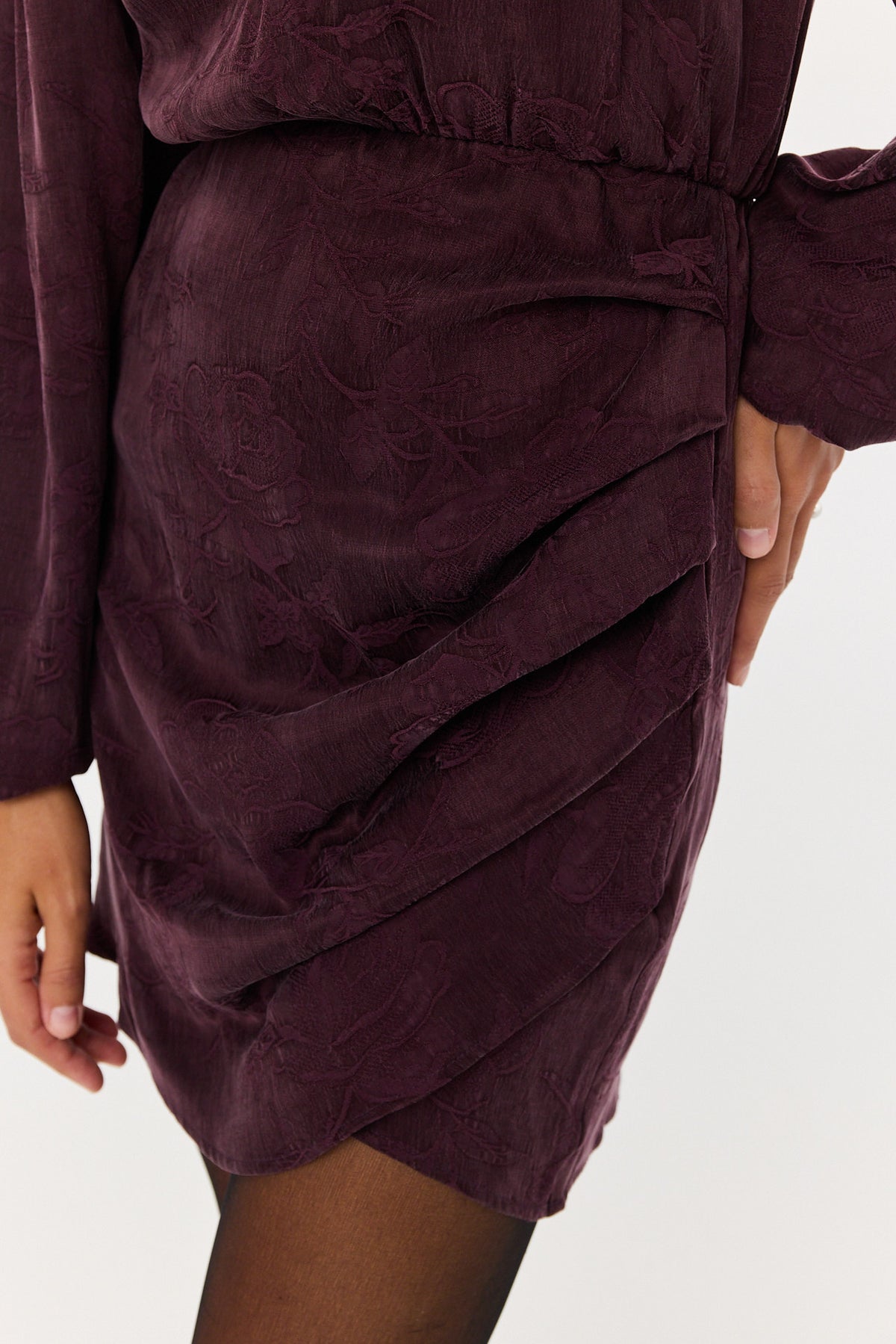 Sukienka Jackie jacquard plum noir