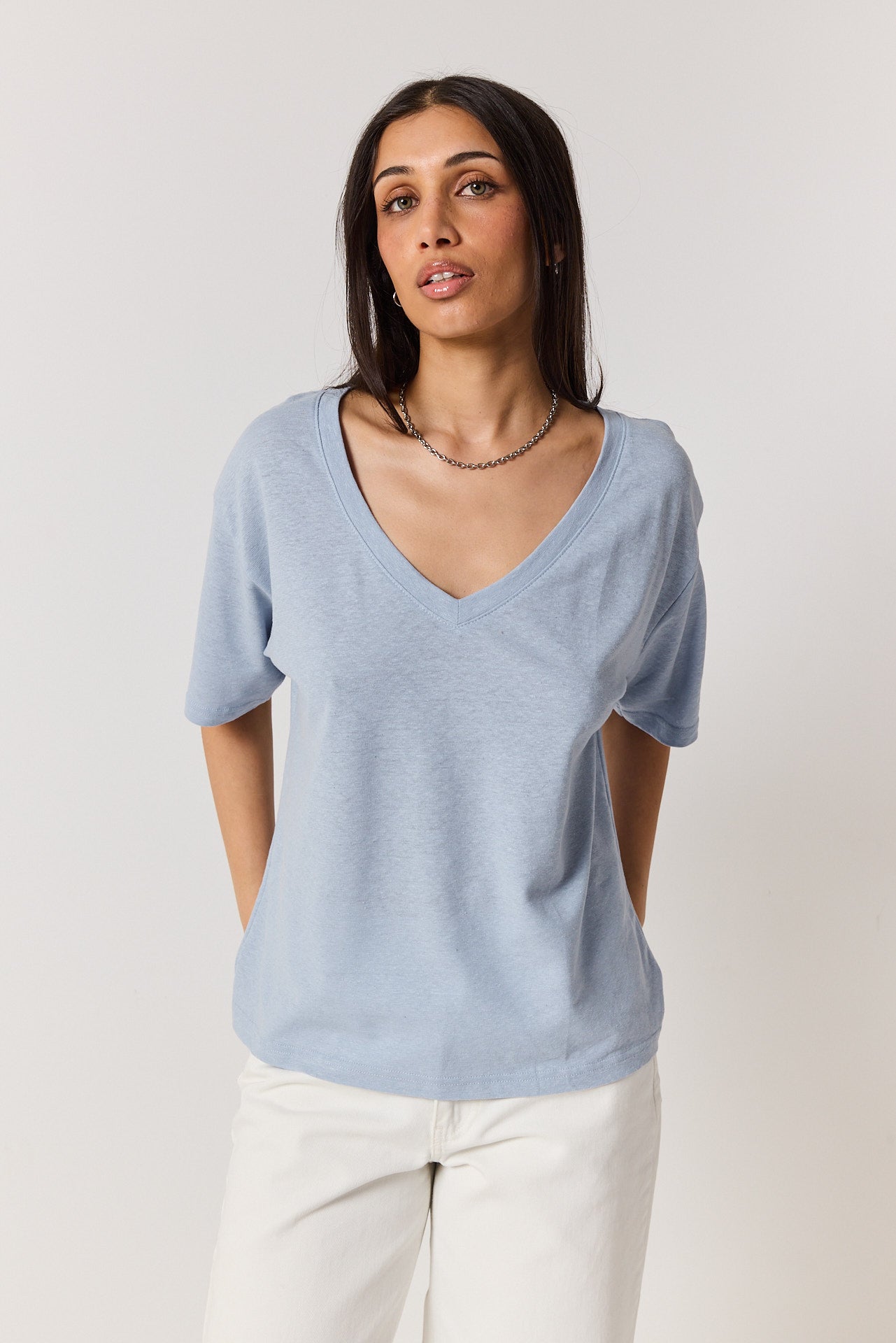 T-shirt V linen powder blue