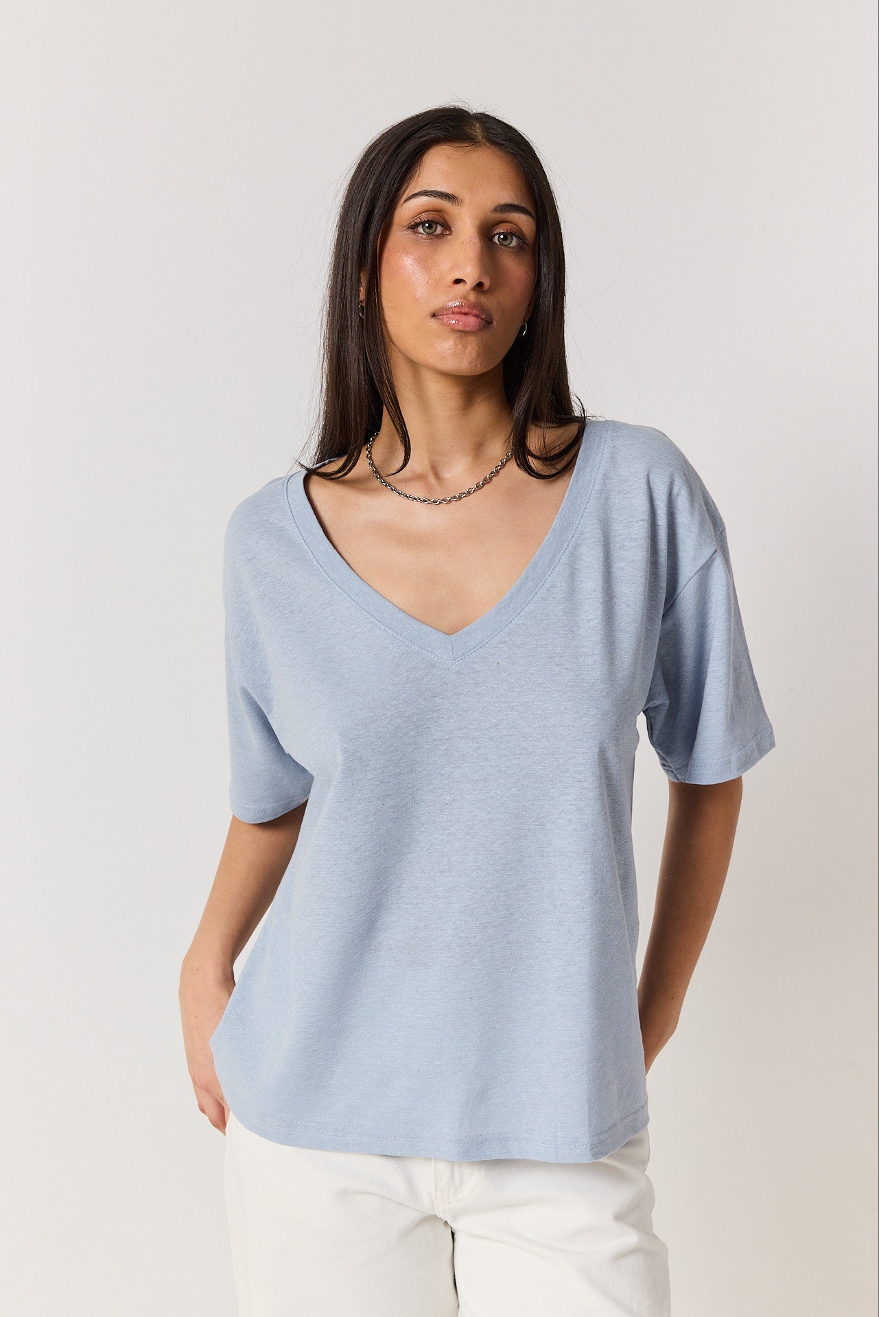 T-shirt V linen powder blue