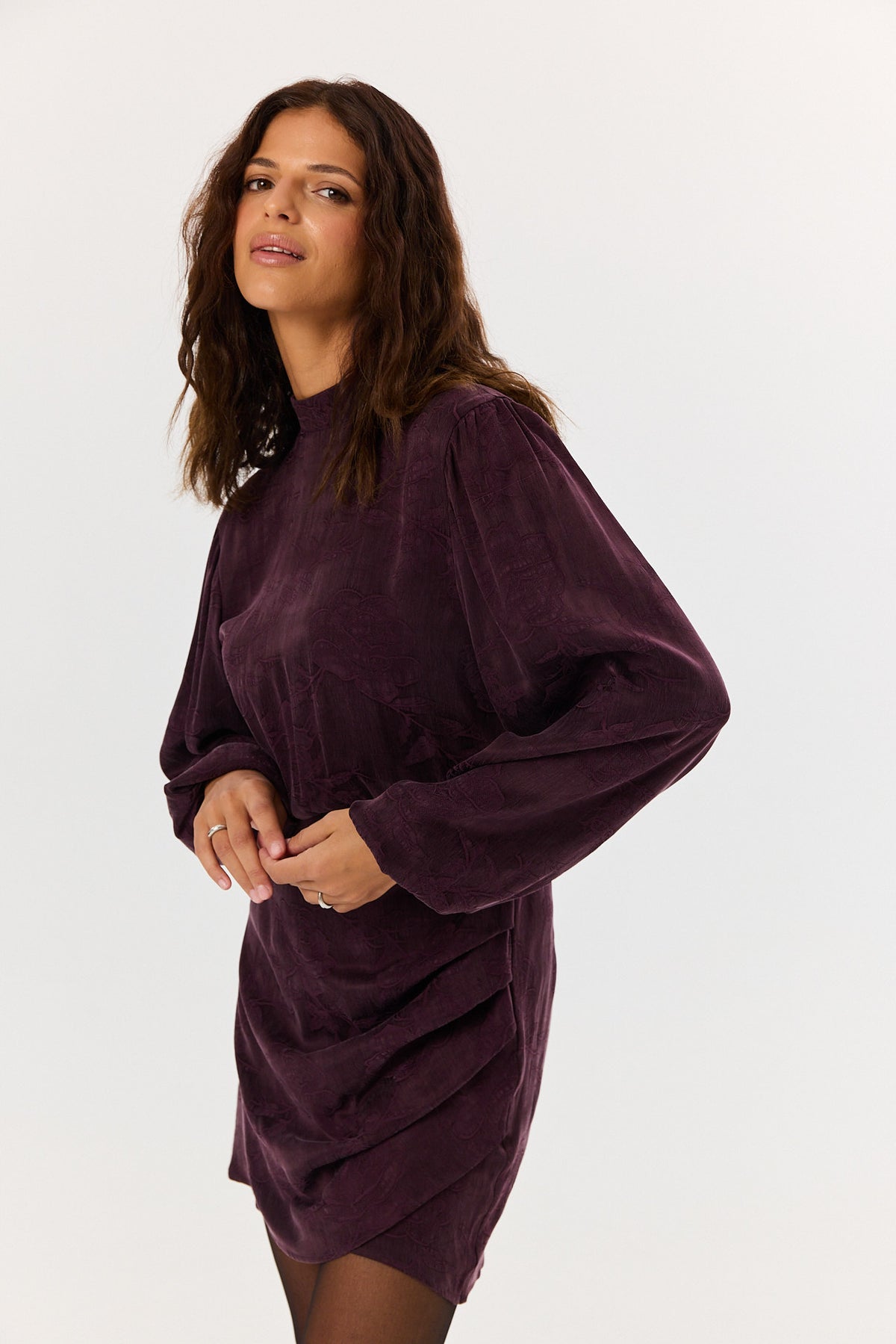 Sukienka Jackie jacquard plum noir