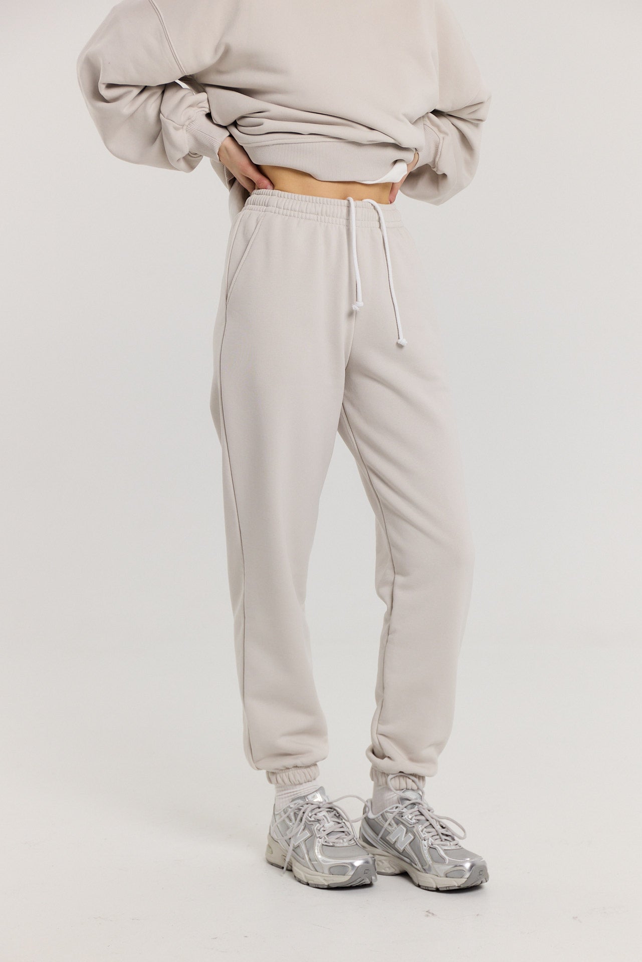 Spodnie dresowe almond milk